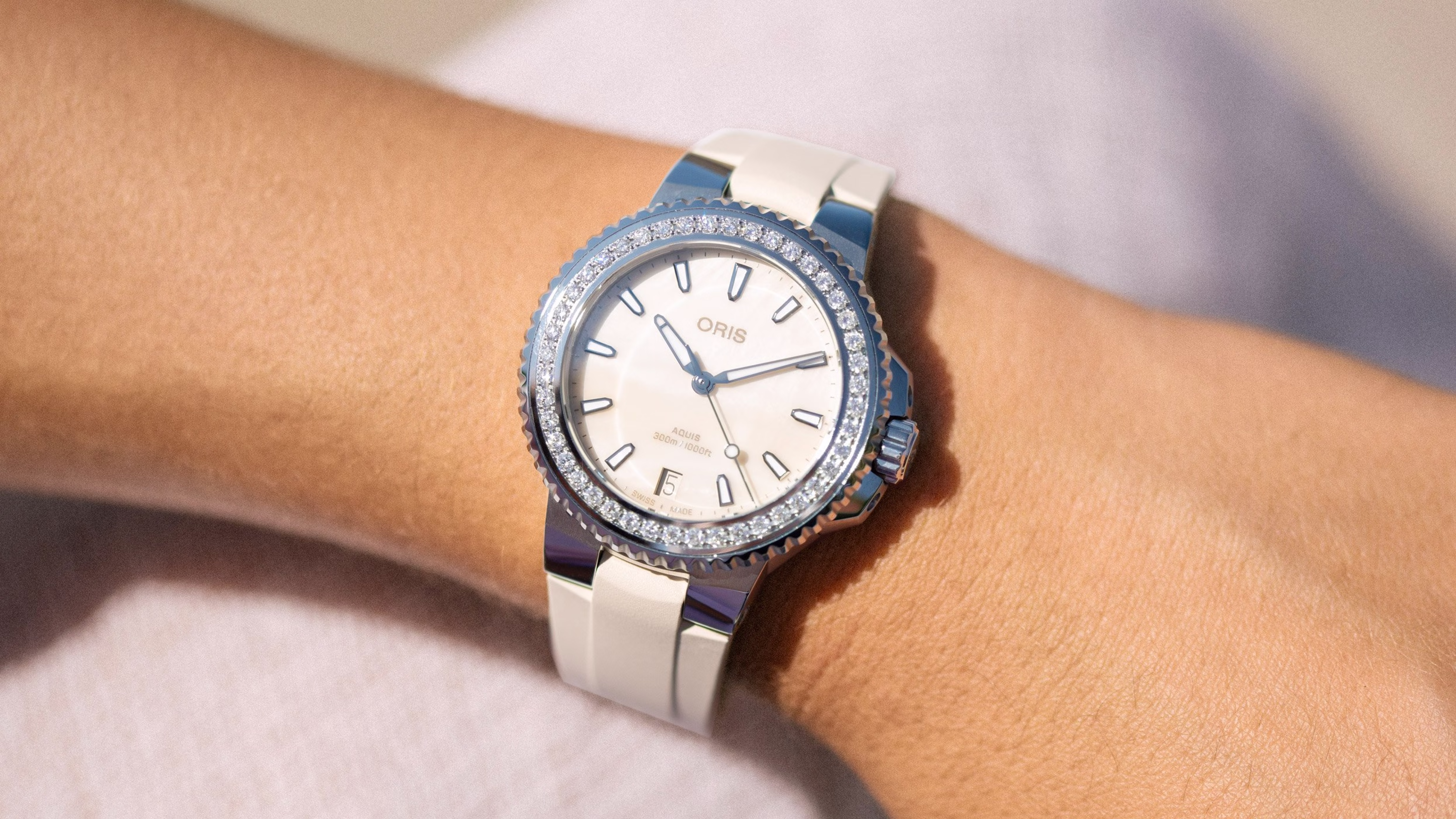 Oris Aquis Date Diamonds 36.5mm, set with 44 diamonds, rubber strap, ladies' watch 01 733 7792 4956-07 4 19 61FC