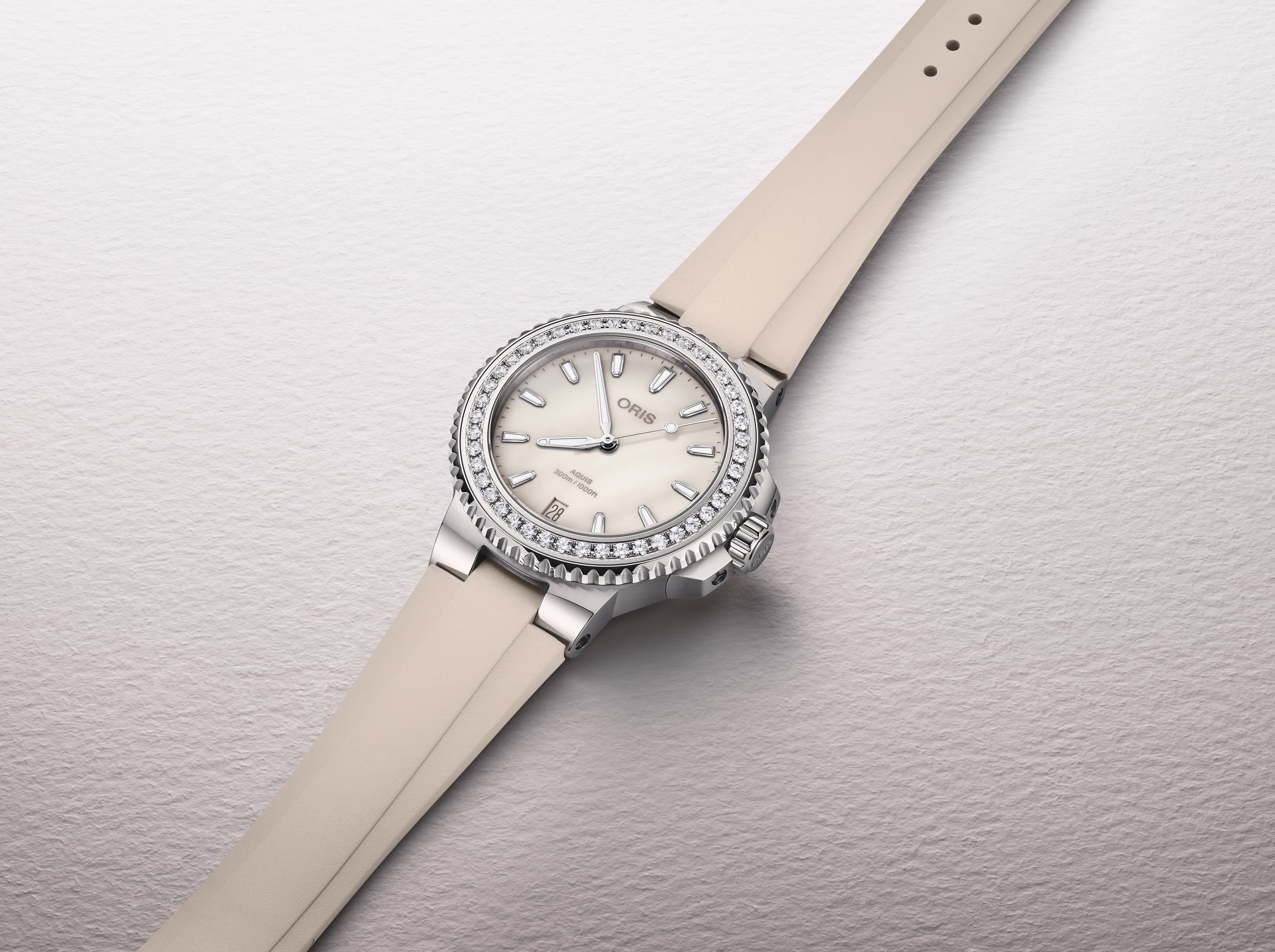 Oris Aquis Date Diamonds 36.5mm, set with 44 diamonds, rubber strap, ladies' watch 01 733 7792 4956-07 4 19 61FC