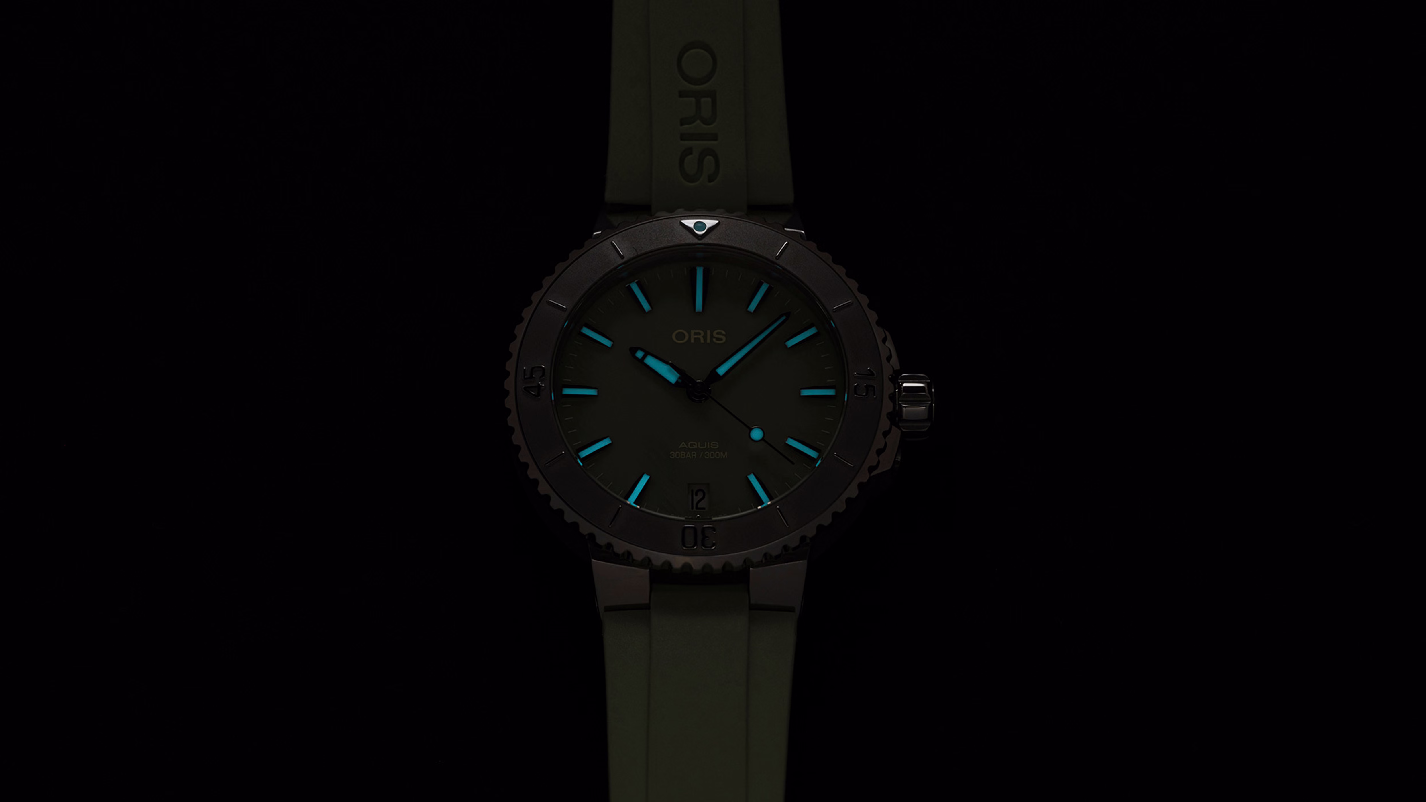Oris Aquis Date 36.5mm, bezel with minute scale, rubber strap, mother-of-pearl green ladies' watch 01 733 7770 4157-07 4 18 67FC