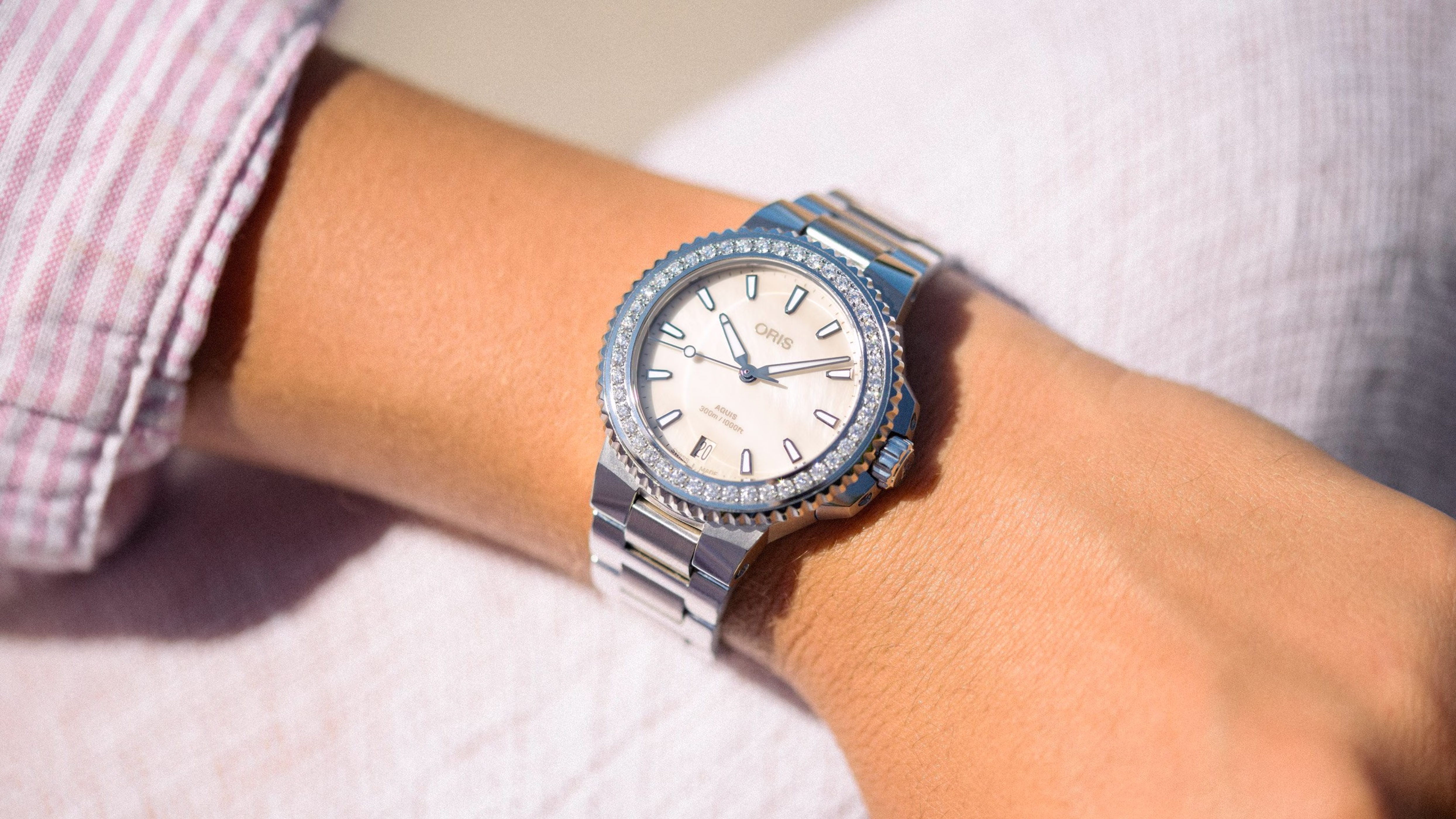 Oris Aquis Date Diamonds 36.5mm, set with 44 synthetic diamonds, ladies' watch 01 733 7792 4956-07 8 19 05P