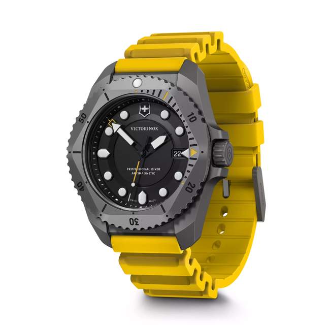 Victorinox Dive Pro Quartz Three hands Titanium men's watch 241992