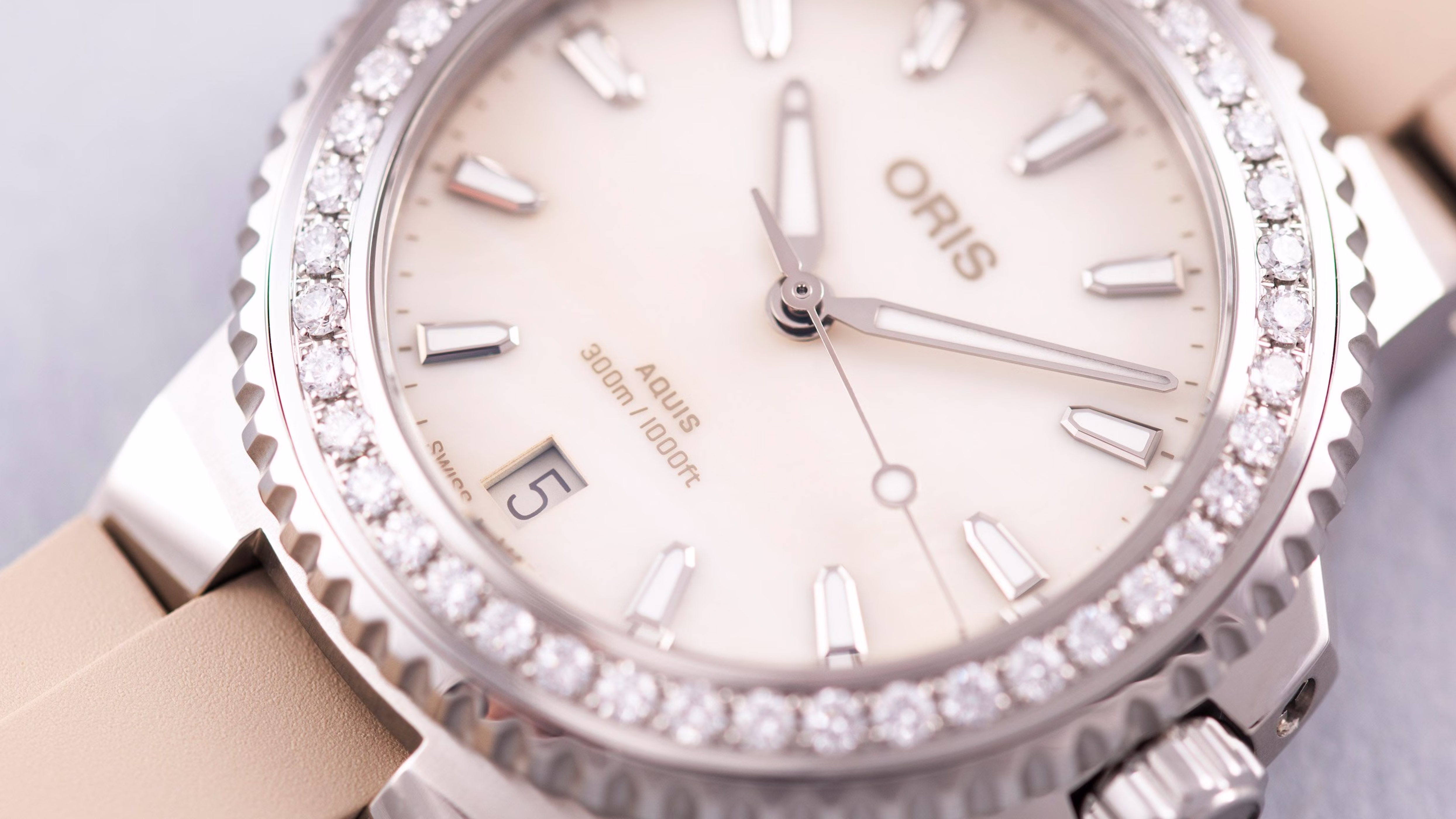 Oris Aquis Date Diamonds 36.5mm, set with 44 diamonds, rubber strap, ladies' watch 01 733 7792 4956-07 4 19 61FC