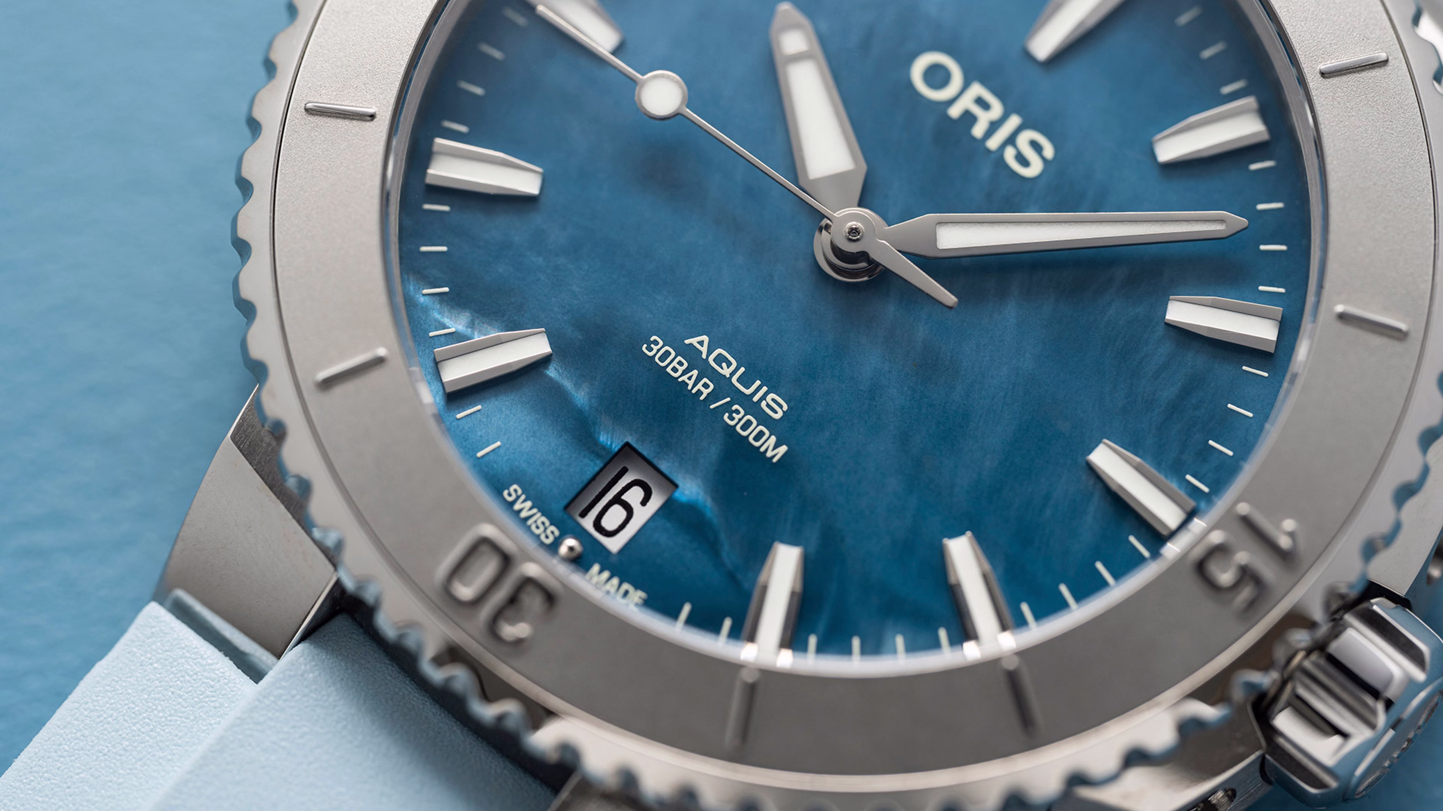 Oris Aquis Date 36.5mm, bezel with minute scale, rubber strap, mother-of-pearl blue ladies' watch 01 733 7770 4155-07 4 18 65FC