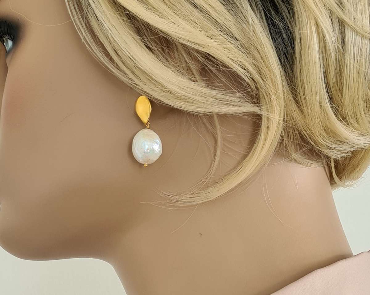 Adriana stud earrings with baroque freshwater pearls white F7