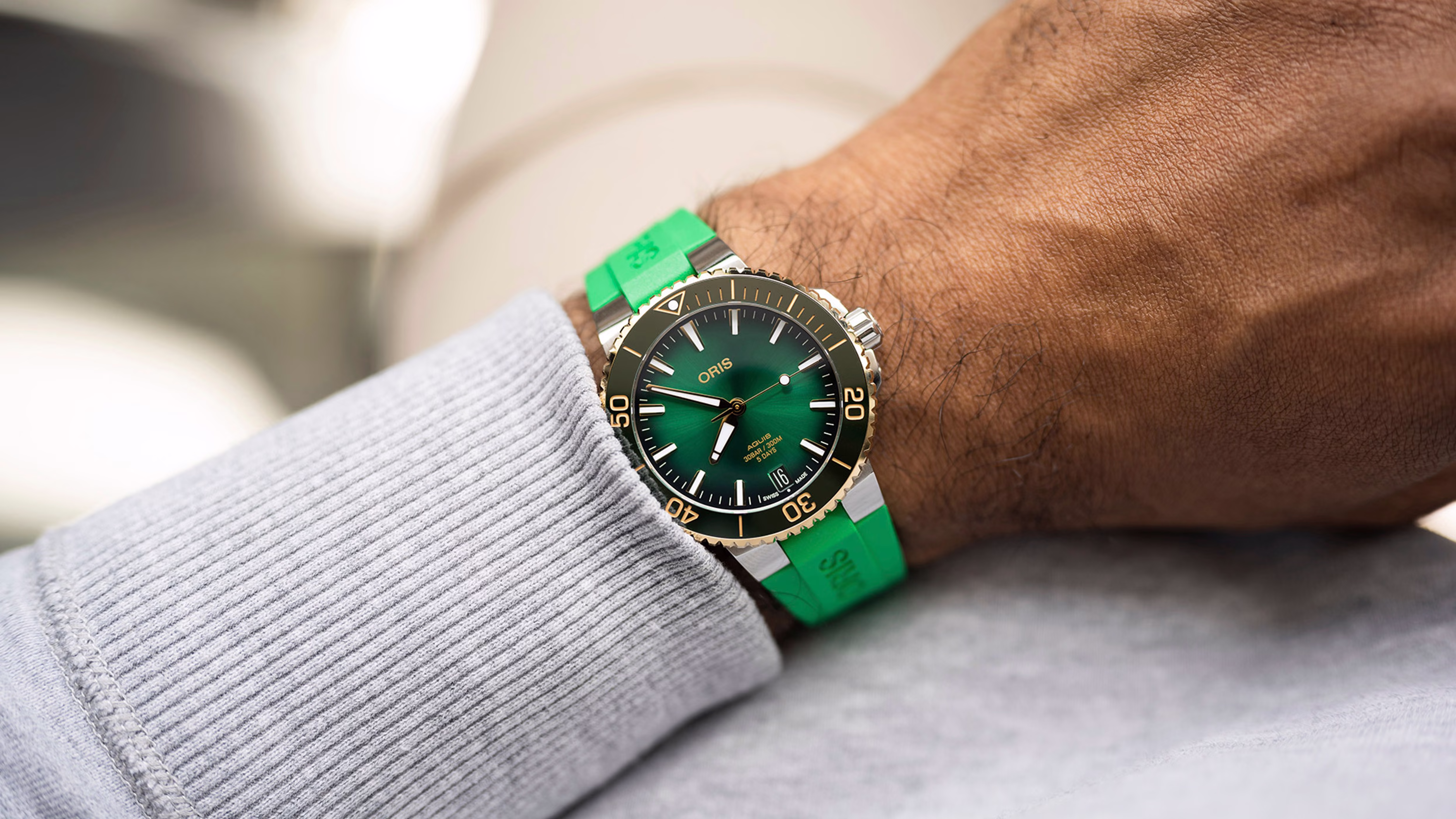 Oris Aquis Date Calibre 400, 41.5mm, rotating bezel in 18-karat yellow gold, diver's watch, green men's watch 01 400 7769 6357-07 4 22 77FC