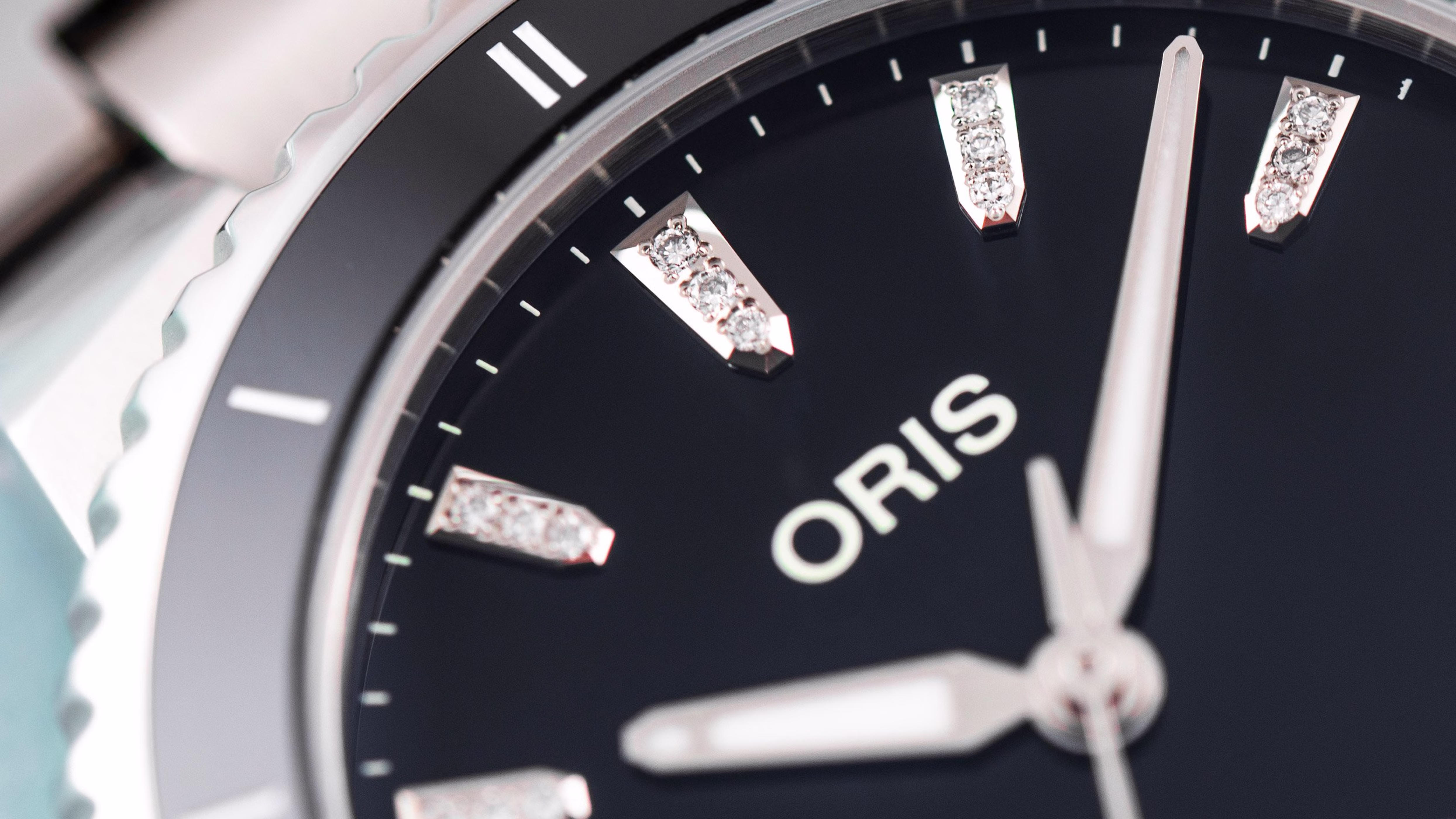 Oris Aquis Date Diamonds 36.5mm ceramic bezel, rubber strap ladies' watch 01 733 7792 4194-07 8 19 05P