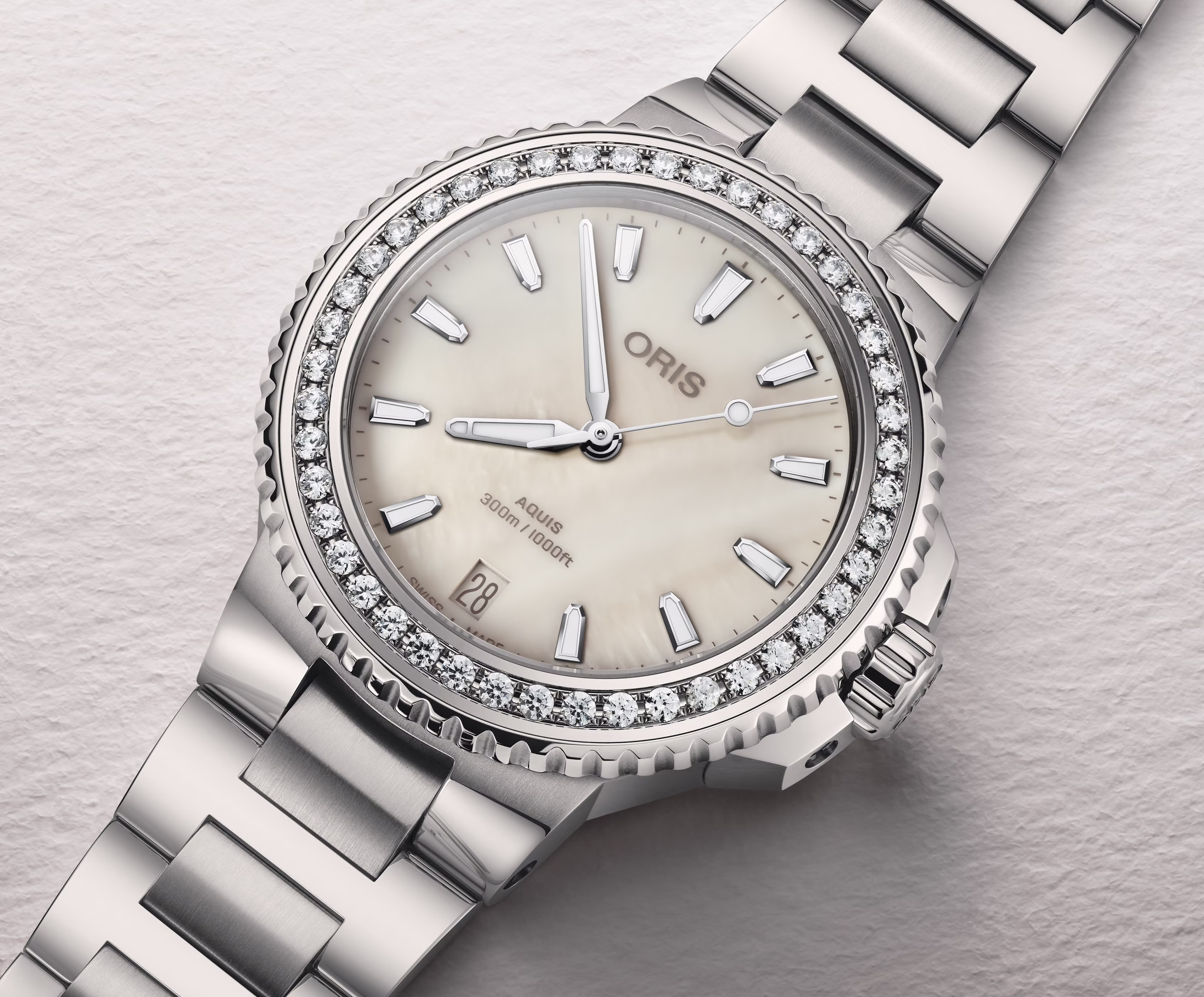 Oris Aquis Date Diamonds 36.5mm, set with 44 synthetic diamonds, ladies' watch 01 733 7792 4956-07 8 19 05P