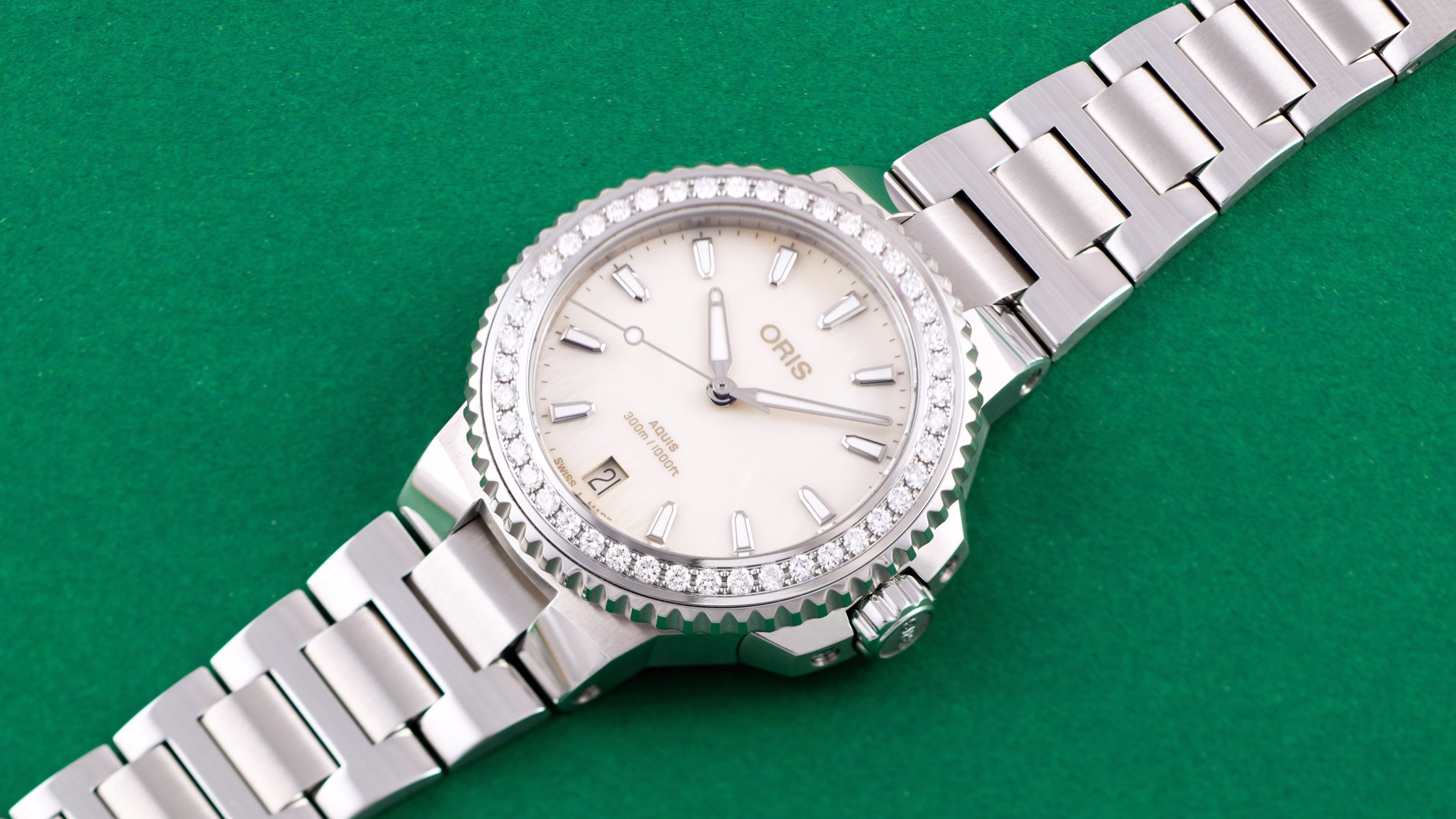 Oris Aquis Date Diamonds 36.5mm, set with 44 synthetic diamonds, ladies' watch 01 733 7792 4956-07 8 19 05P