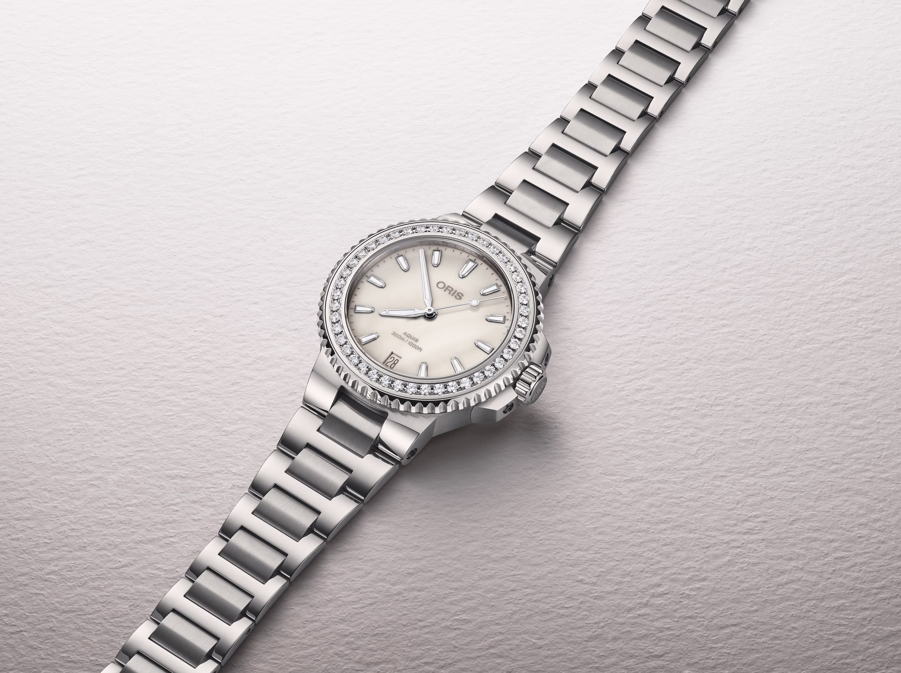 Oris Aquis Date Diamonds 36.5mm, set with 44 synthetic diamonds, ladies' watch 01 733 7792 4956-07 8 19 05P