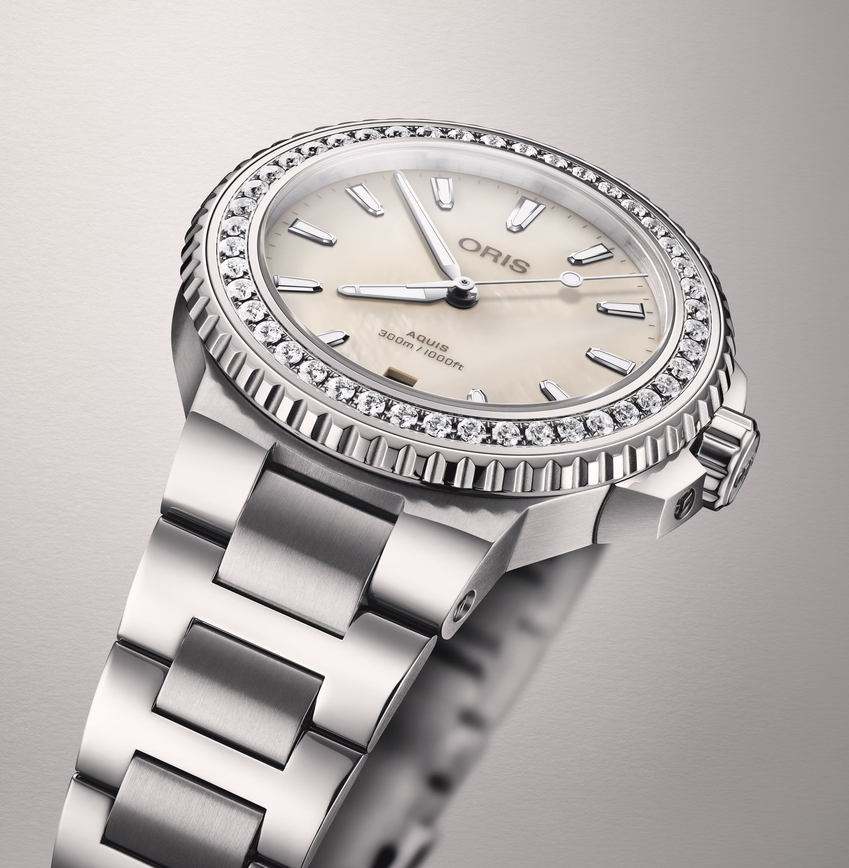Oris Aquis Date Diamonds 36.5mm, set with 44 synthetic diamonds, ladies' watch 01 733 7792 4956-07 8 19 05P