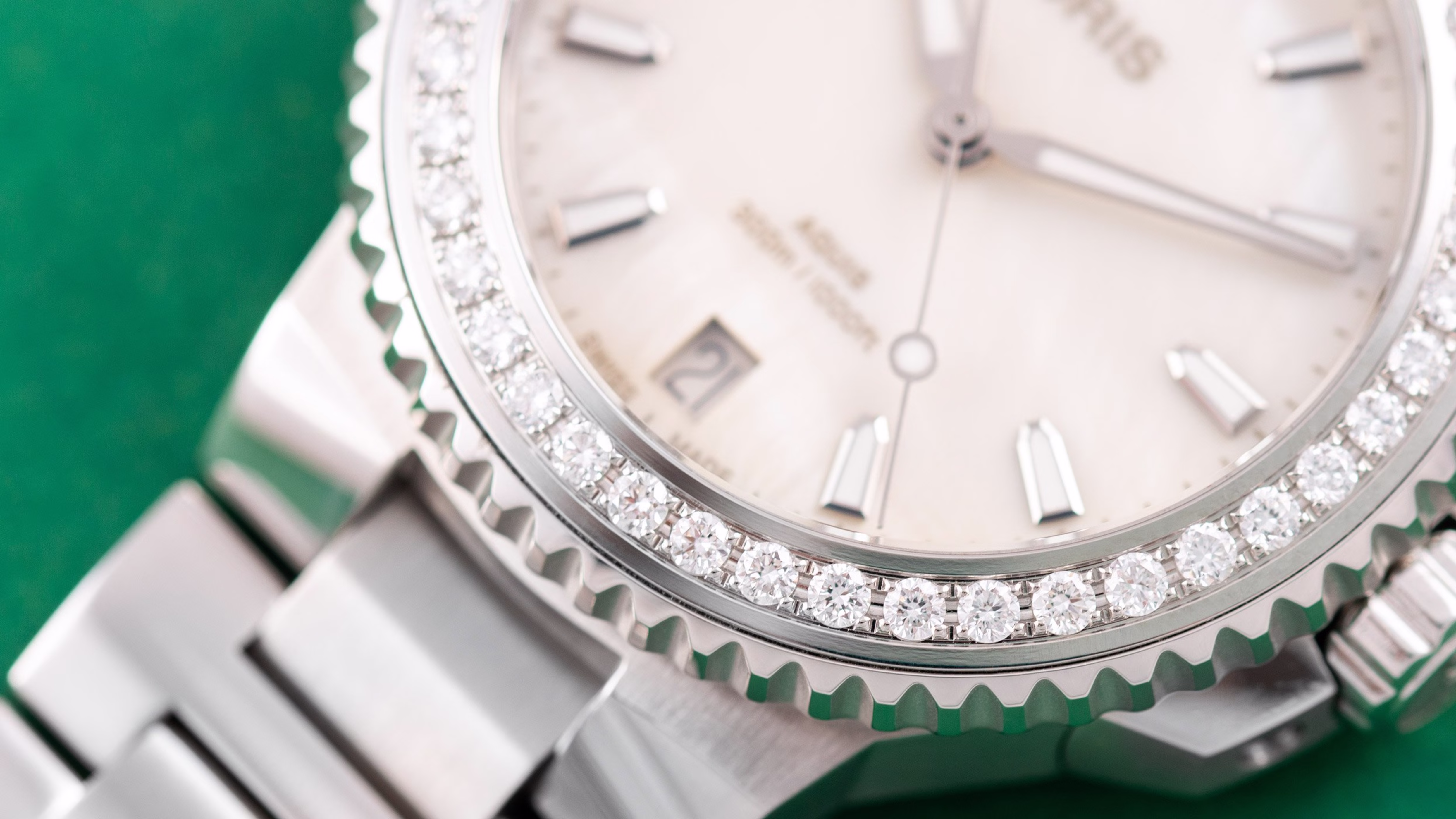 Oris Aquis Date Diamonds 36.5mm, set with 44 synthetic diamonds, ladies' watch 01 733 7792 4956-07 8 19 05P