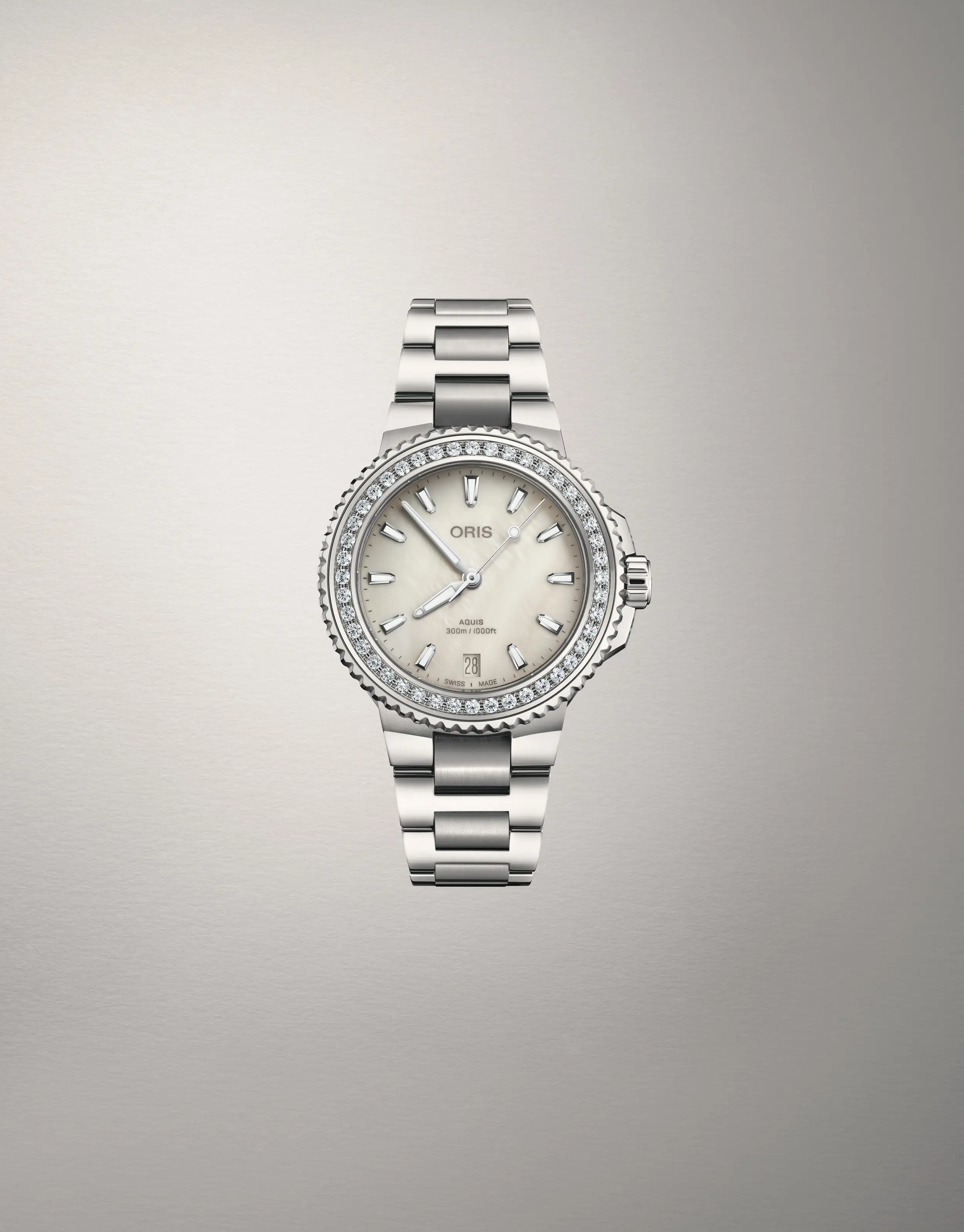 Oris Aquis Date Diamonds 36.5mm, set with 44 synthetic diamonds, ladies' watch 01 733 7792 4956-07 8 19 05P