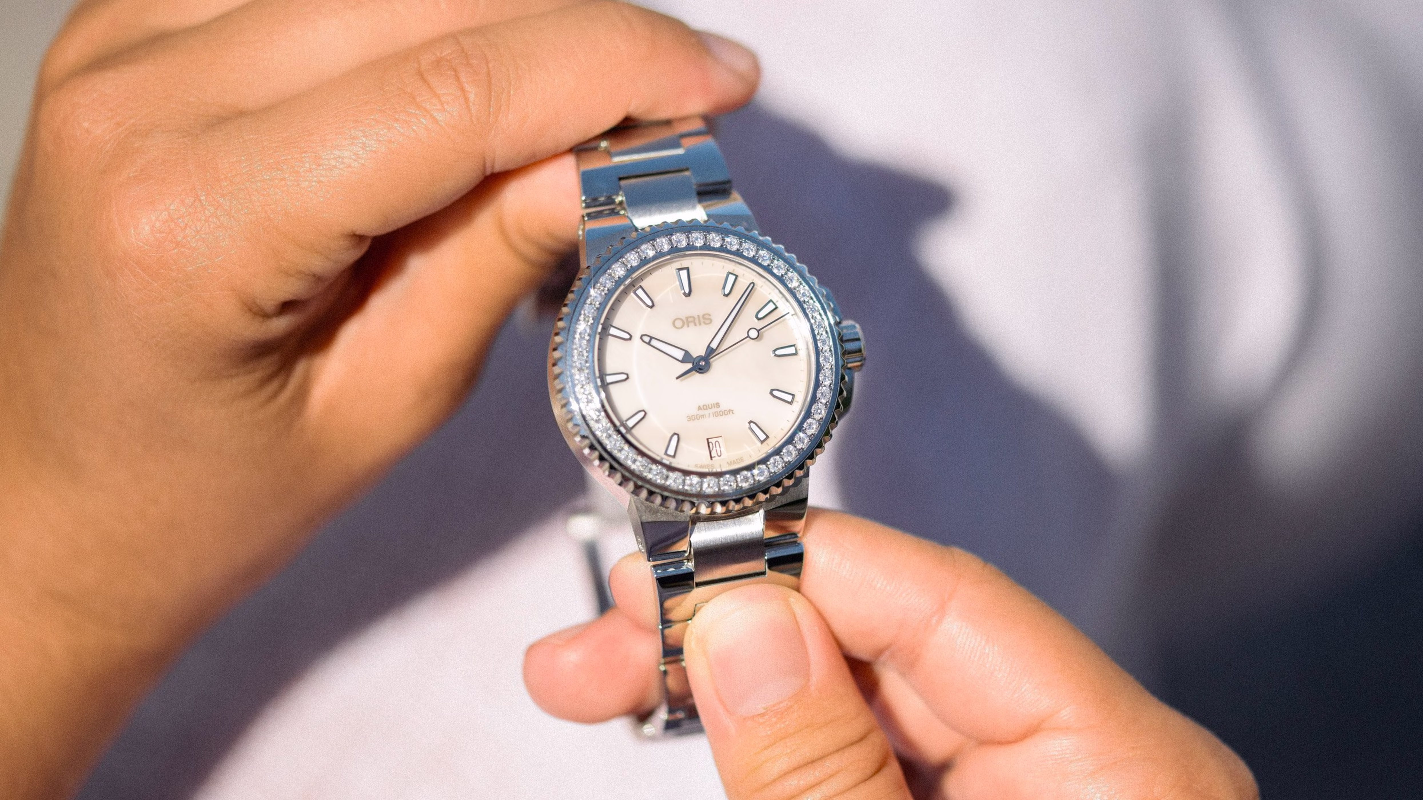 Oris Aquis Date Diamonds 36.5mm, set with 44 synthetic diamonds, ladies' watch 01 733 7792 4956-07 8 19 05P