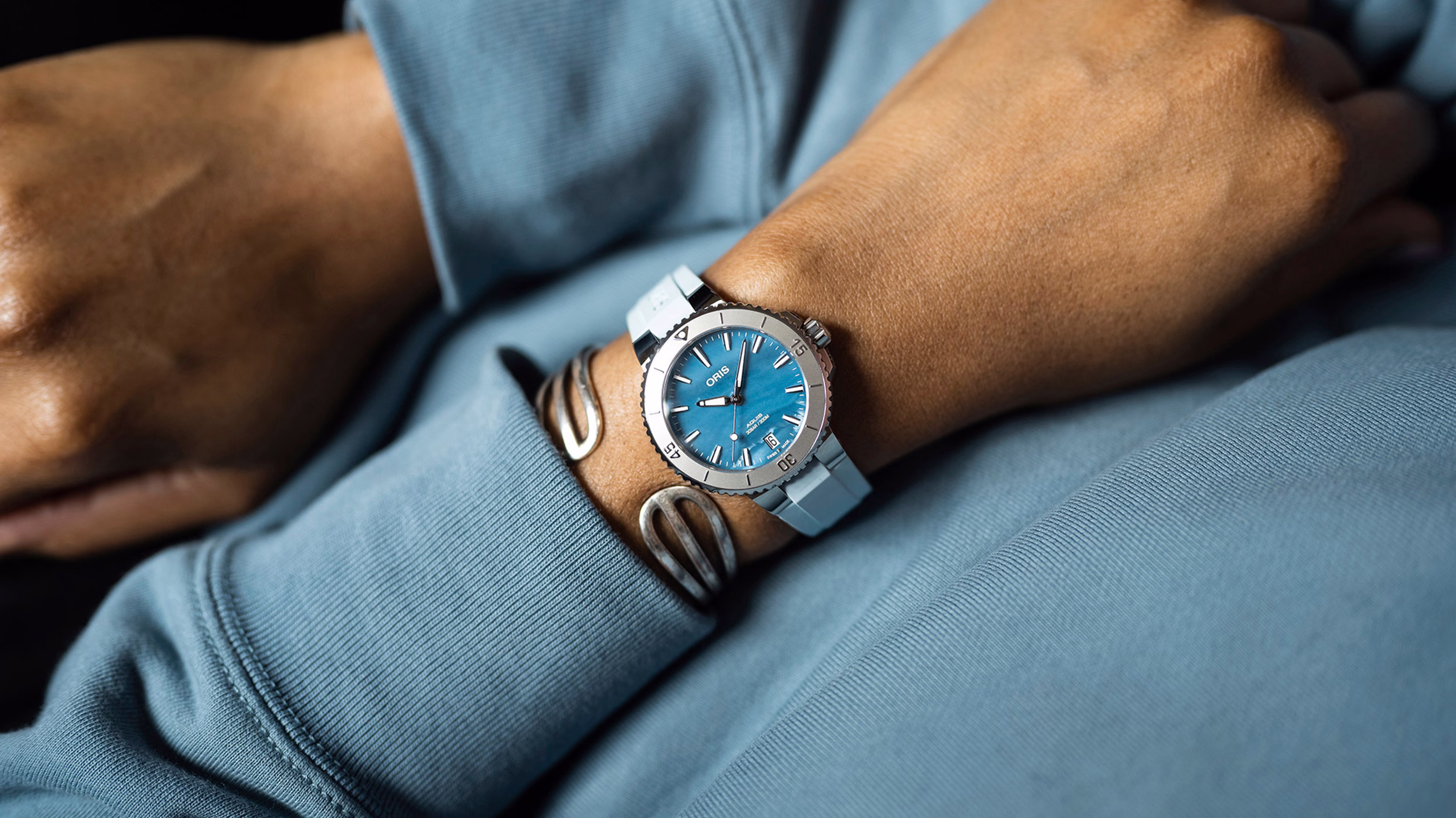 Oris Aquis Date 36.5mm, bezel with minute scale, rubber strap, mother-of-pearl blue ladies' watch 01 733 7770 4155-07 4 18 65FC